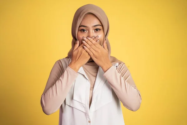 Giovane donna musulmana con la bocca coperta — Foto Stock
