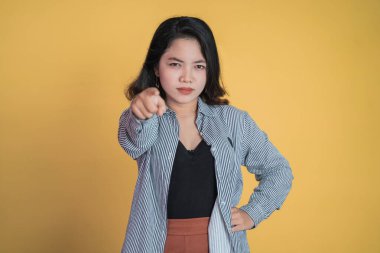 Parmak işareti yapan Asyalı genç bir kadın.