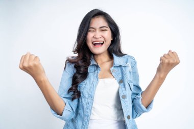 Heyecanlı Asyalı kadın başarıyı kutlarken ellerini sıkıyor.