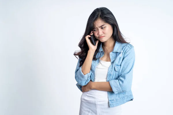 Ung asiatisk kvinna ringer ett samtal med hjälp av en mobiltelefon — Stockfoto