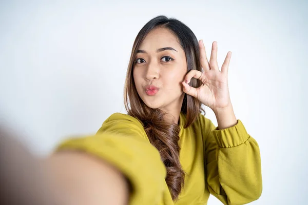 Jonge vrouw nemen een selfie met ok handen gebaar — Stockfoto