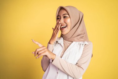 Parmakla işaret eden kadın biriyle dalga geçiyor.