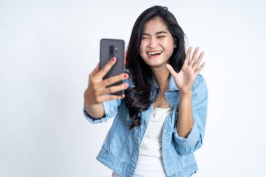 Genç bayan merhaba demek için bir video görüşmesi yaptı.