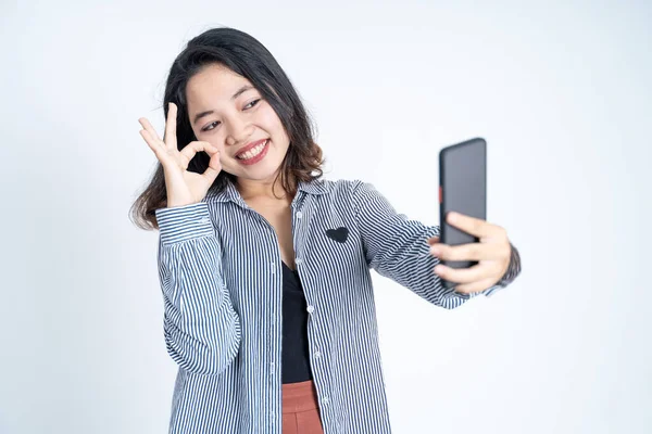 Jovem mulher tomar uma selfie com ok mãos gesto — Fotografia de Stock