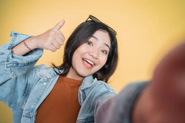 Young woman selfie using mobile phone camera with thumbs up — Stock Photo, Image