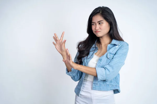 Молода жінка відмовляється від жестів обох долонь копія — стокове фото