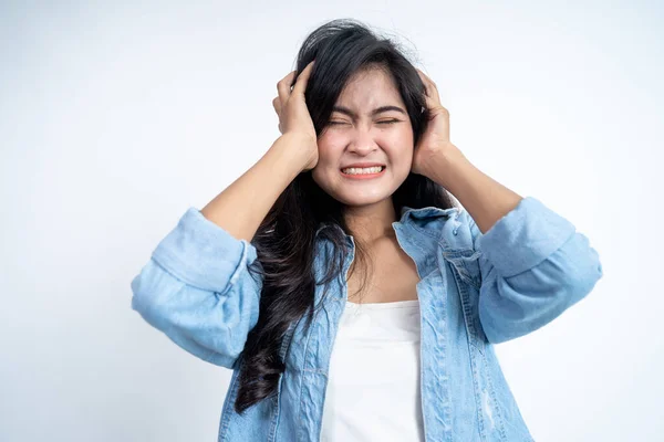 Asiatico giovane donna holding testa con mal di testa su isolato sfondo — Foto Stock