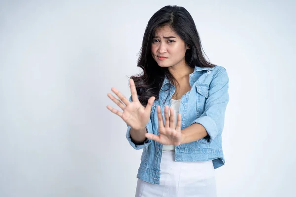Young woman refusing with both palms gesture side a copyspace — Stock Photo, Image