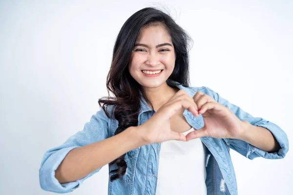 Ung asiatisk kvinna ler i hjärtform med fingrar — Stockfoto