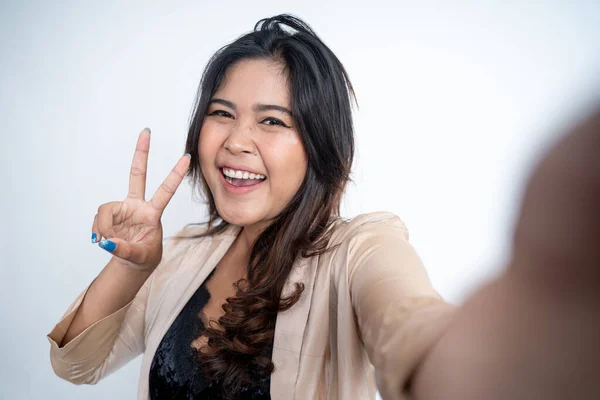 Selfie giovane donna utilizzando fotocamera del telefono cellulare con segno v — Foto Stock
