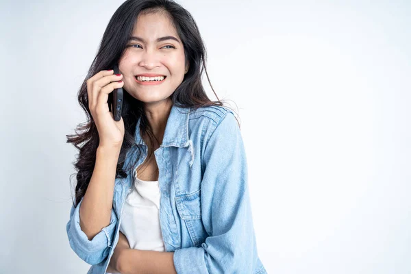 Joven mujer asiática haciendo una llamada usando un teléfono celular —  Fotos de Stock