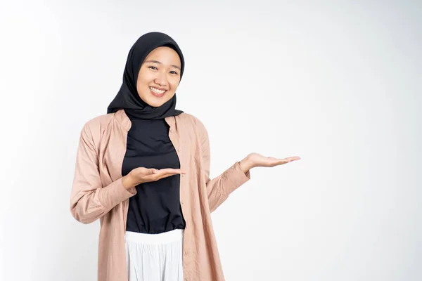Молодая женщина хиджаба с жестом рукой представляет что-то — стоковое фото