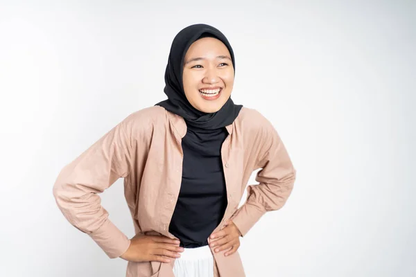 Feliz asiático musulmán mujer stand con manos en la cadera — Foto de Stock