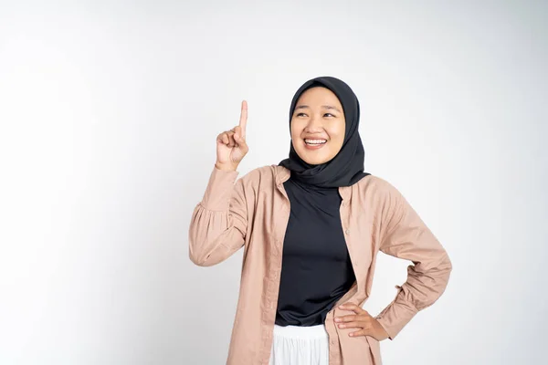 Donna hijab sorridente con dito rivolto verso l'alto gesto della mano — Foto Stock