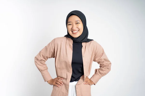 Felice asiatico musulmana donna stand con le mani sul fianco — Foto Stock