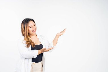 Güzel Asyalı kadın, el hareketleriyle sunar