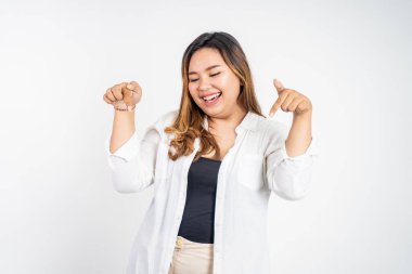 Parmakla işaret eden çekici Asyalı kadın