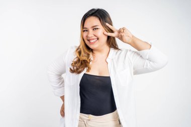 El hareketleriyle parmak üzerinde V şekli veren Asyalı bir kadın.