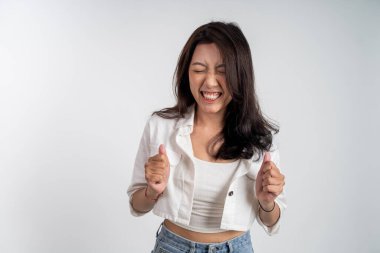 Başarıyı kutlayan heyecanlı genç kadın elleri.