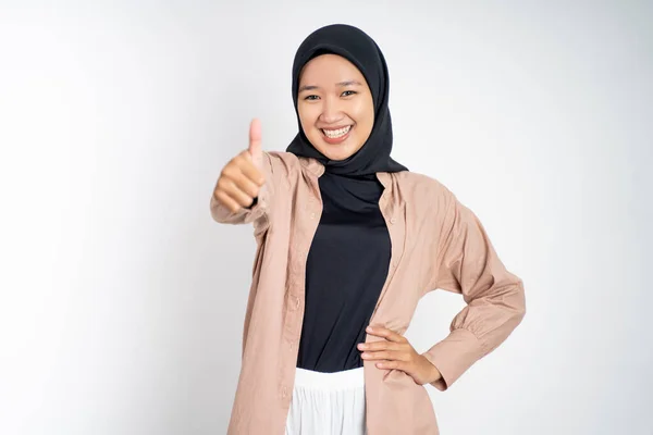 Mujer en hijab sonriendo con los pulgares hacia arriba mientras está de pie — Foto de Stock