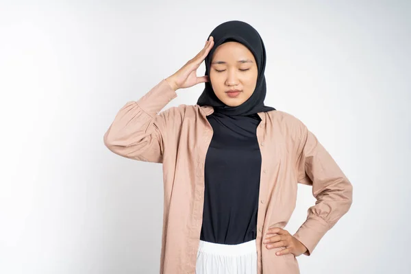 Azjatka w hidżabie trzymająca głowę z bólem głowy — Zdjęcie stockowe