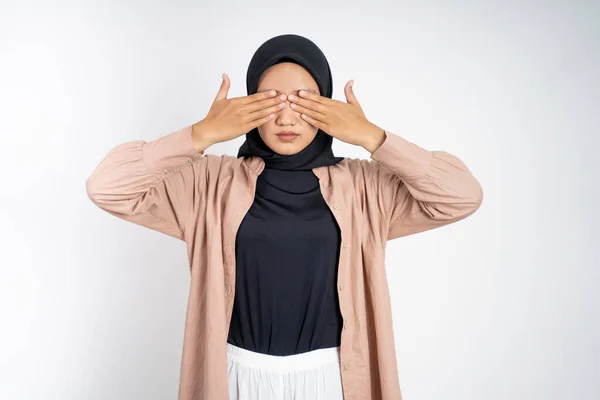 Asiatico musulmano donna chiusura occhi con entrambi palme concetto — Foto Stock