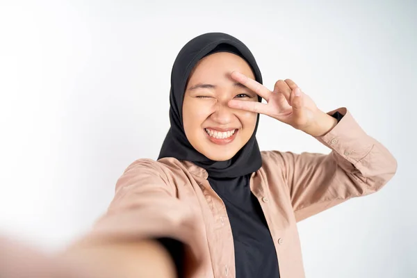 Vrouw in hijab met een smartphone voor selfie — Stockfoto