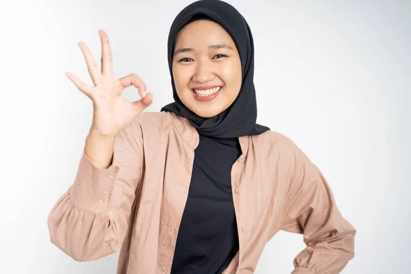 Mujer asiática en hijab sonriendo con gesto bien —  Fotos de Stock