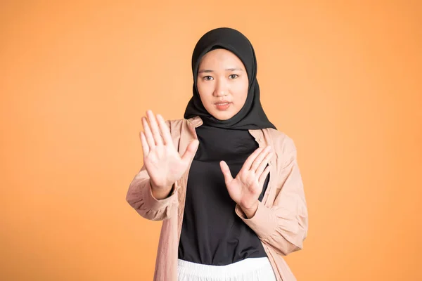 若いですアジアのイスラム教徒女性拒否で両方のヤシのジェスチャー — ストック写真