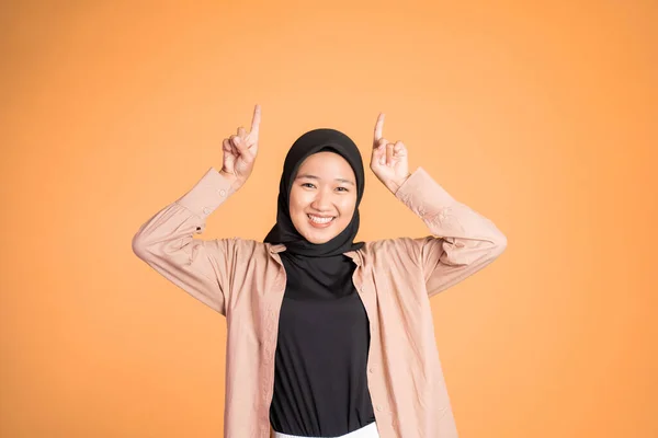 Donna hijab sorridente con dito rivolto verso l'alto gesto della mano — Foto Stock