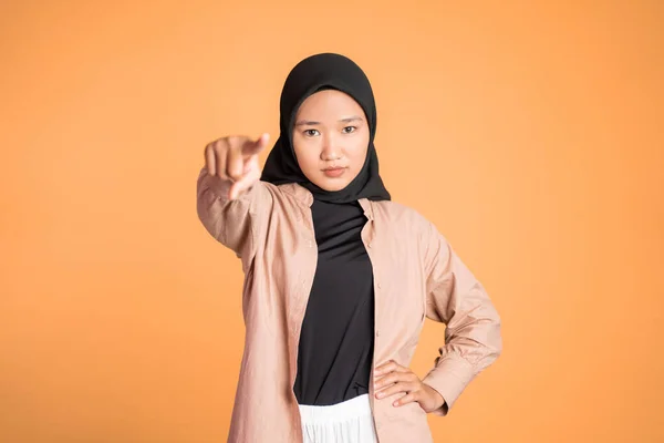 Unglückliche und wütende Muslimin mit erhobenem Zeigefinger — Stockfoto