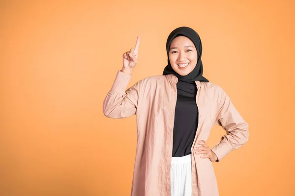 Donna hijab sorridente con dito rivolto verso l'alto gesto della mano — Foto Stock