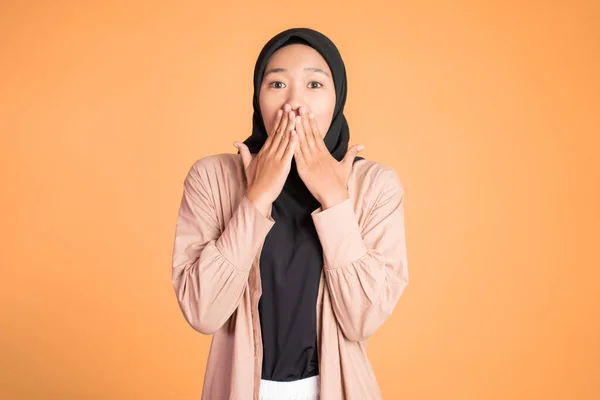 Mujer musulmana con expresión conmocionada con las manos cubriendo la boca — Foto de Stock