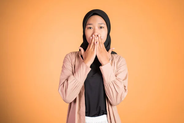Jeune femme musulmane avec couvercle sa bouche — Photo