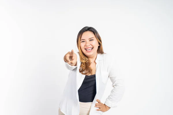 Vrouw glimlachen terwijl wijzend haar vinger naar de camera — Stockfoto