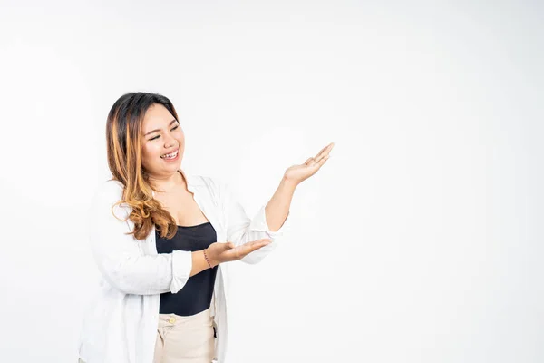 Krásná asijská žena s gestem ruky prezentovat — Stock fotografie