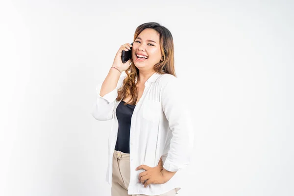 Šťastný asijské žena dělat hovor pomocí mobilního telefonu — Stock fotografie