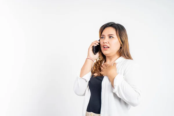 Rozzlobená asijská žena při telefonování — Stock fotografie