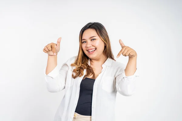 Attraktiv asiatisk kvinna med finger pekar nedåt — Stockfoto