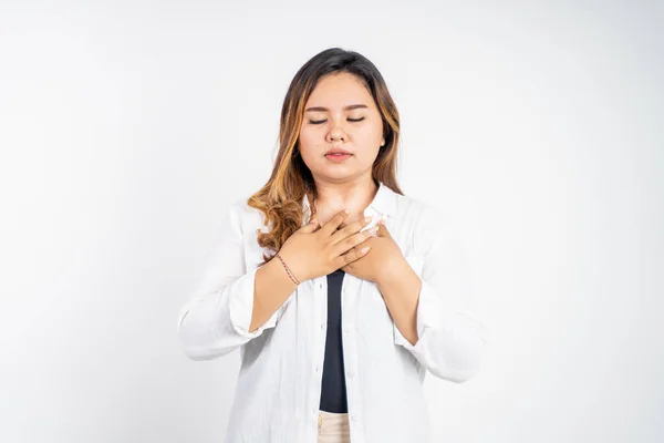 Asijská žena s roztomilou rukou gesto tvorby v tvar na prstu — Stock fotografie