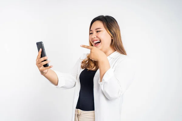 Aziatische vrouw lachen terwijl kijken naar haar smartphone scherm — Stockfoto