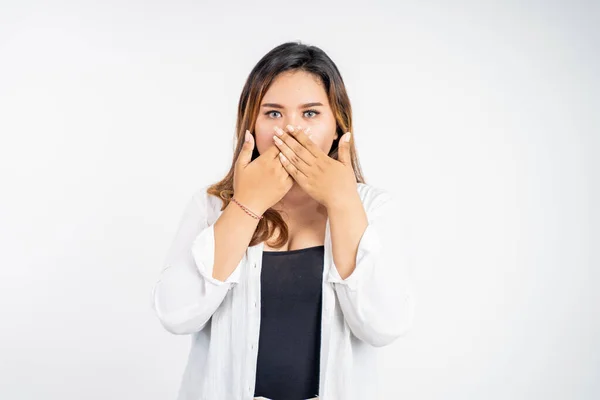 Asiática mulher cobrindo sua boca com as mãos — Fotografia de Stock