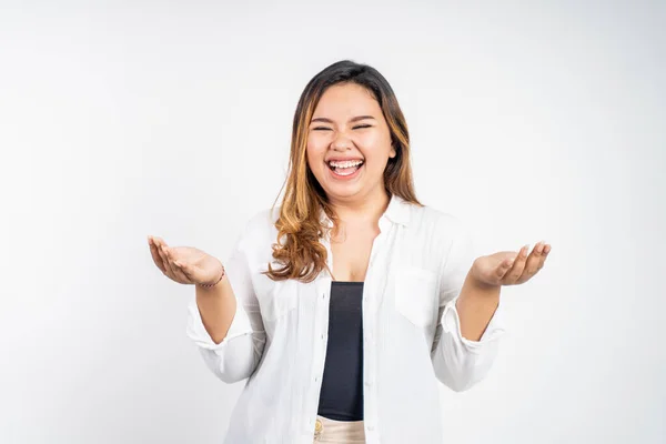 Bela rindo jovem asiático mulher retrato — Fotografia de Stock