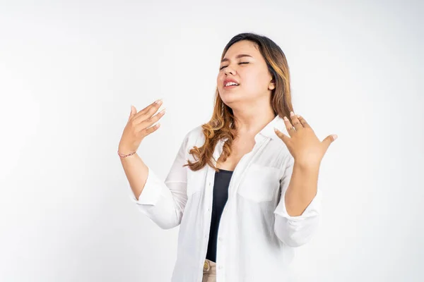 Panikařená mladá žena s ustaraným gestem — Stock fotografie