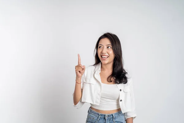 Aantrekkelijke aziatische vrouw met vinger wijzen omhoog hand gebaar — Stockfoto