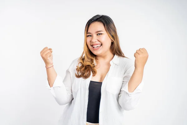 Vrouw met open palm handen terwijl vieren succes — Stockfoto