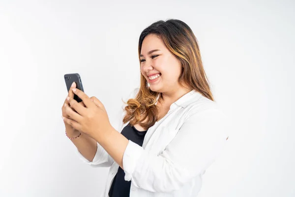 Schöne asiatische Frau mit Handy Text eintippen — Stockfoto