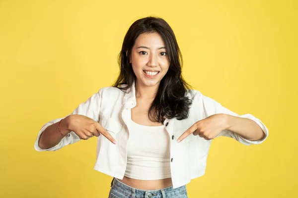 Aantrekkelijke aziatische vrouw met vinger wijzen naar beneden — Stockfoto