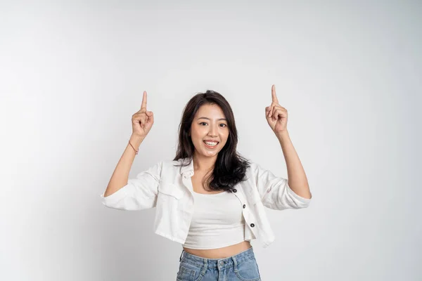 Приваблива азіатська жінка з пальцем, що вказує на жест руки — стокове фото
