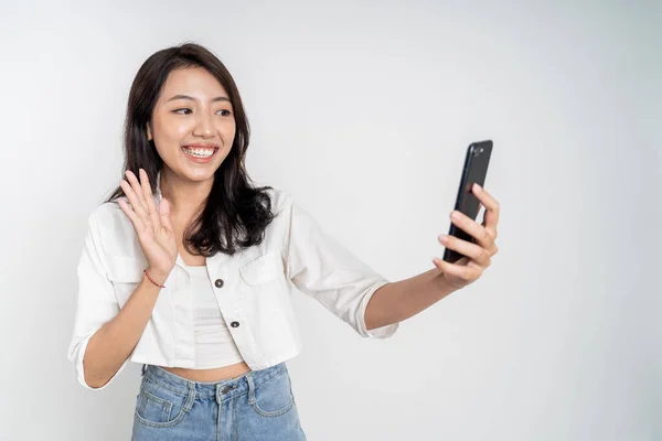 Aziatische vrouw met een smart phone voor selfie of video gesprek — Stockfoto